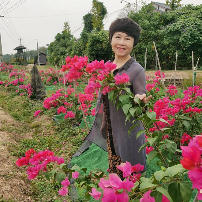 写真这才是正宗的真正的女人味哦k8凯发入口素人超熟阿姨外景(图1)