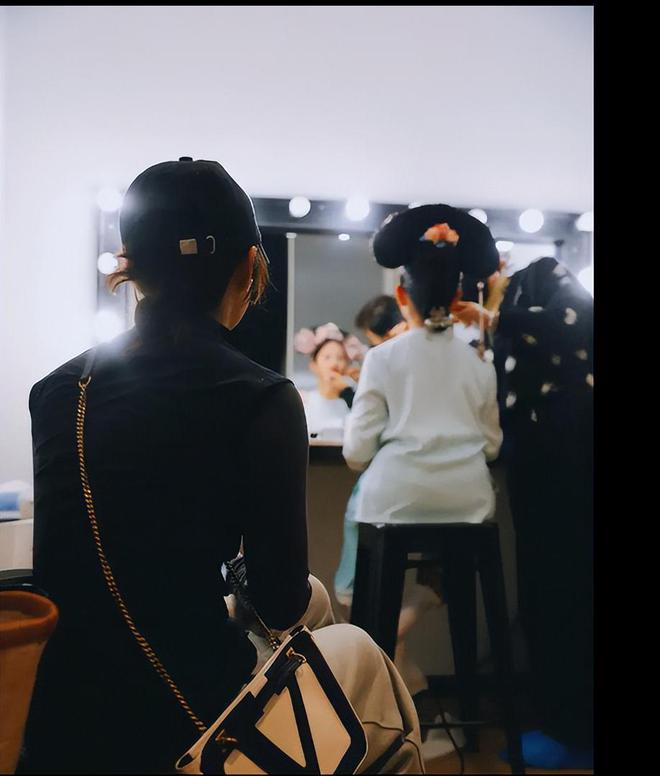 嬛照” 动作温馨有爱母爱满满！凯发k8入口孙俪陪女儿拍摄“甄