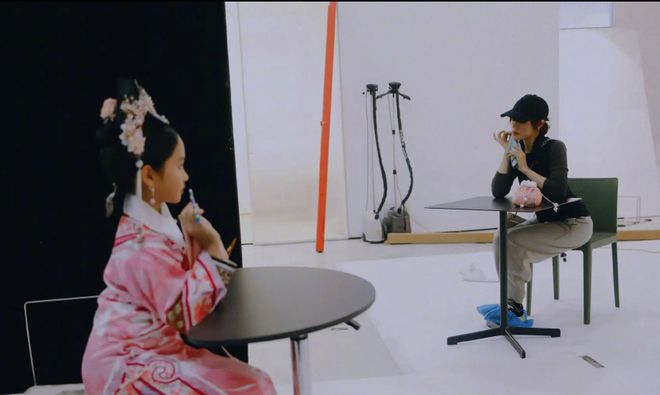 嬛照” 动作温馨有爱母爱满满！凯发k8入口孙俪陪女儿拍摄“甄(图3)