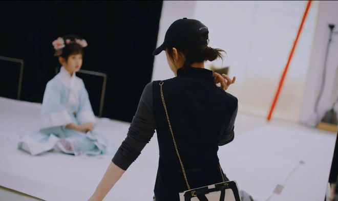 嬛照” 动作温馨有爱母爱满满！凯发k8入口孙俪陪女儿拍摄“甄(图6)