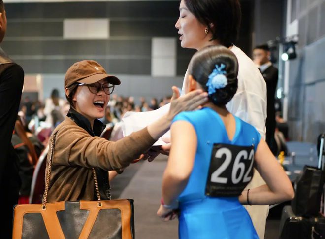 嬛照” 动作温馨有爱母爱满满！凯发k8入口孙俪陪女儿拍摄“甄(图5)