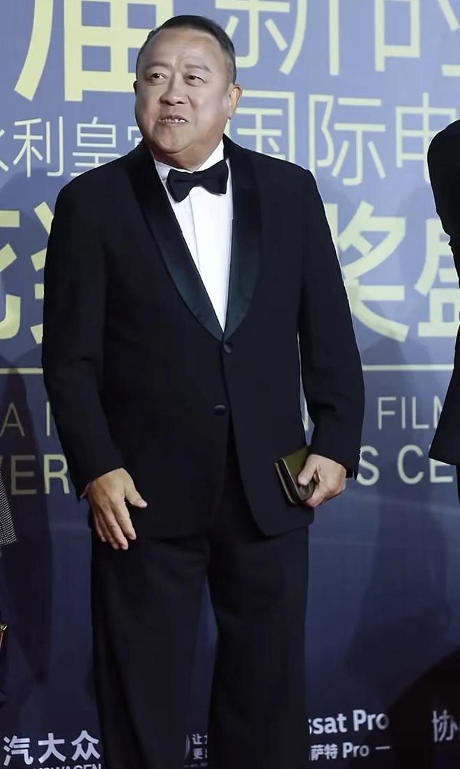 嚼口香糖与金沙总裁骑旋转木马挺幼稚K8凯发曾志伟澳门参加电影节台上(图5)