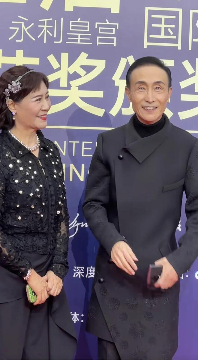 嚼口香糖与金沙总裁骑旋转木马挺幼稚K8凯发曾志伟澳门参加电影节台上