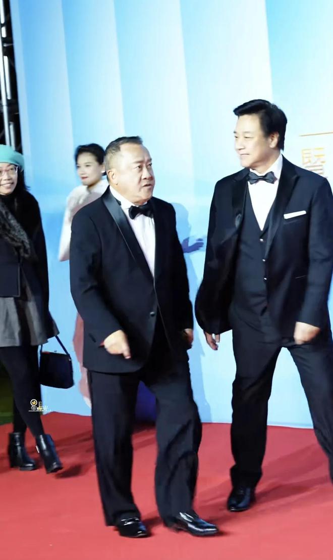 嚼口香糖与金沙总裁骑旋转木马挺幼稚K8凯发曾志伟澳门参加电影节台上(图13)