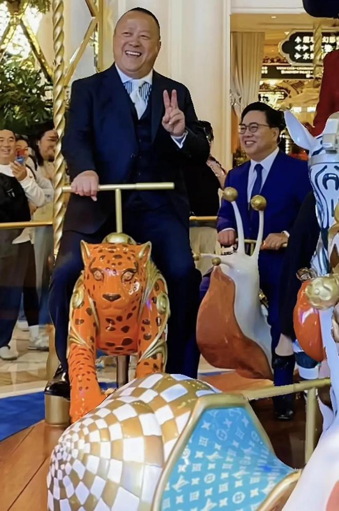 嚼口香糖与金沙总裁骑旋转木马挺幼稚K8凯发曾志伟澳门参加电影节台上(图10)