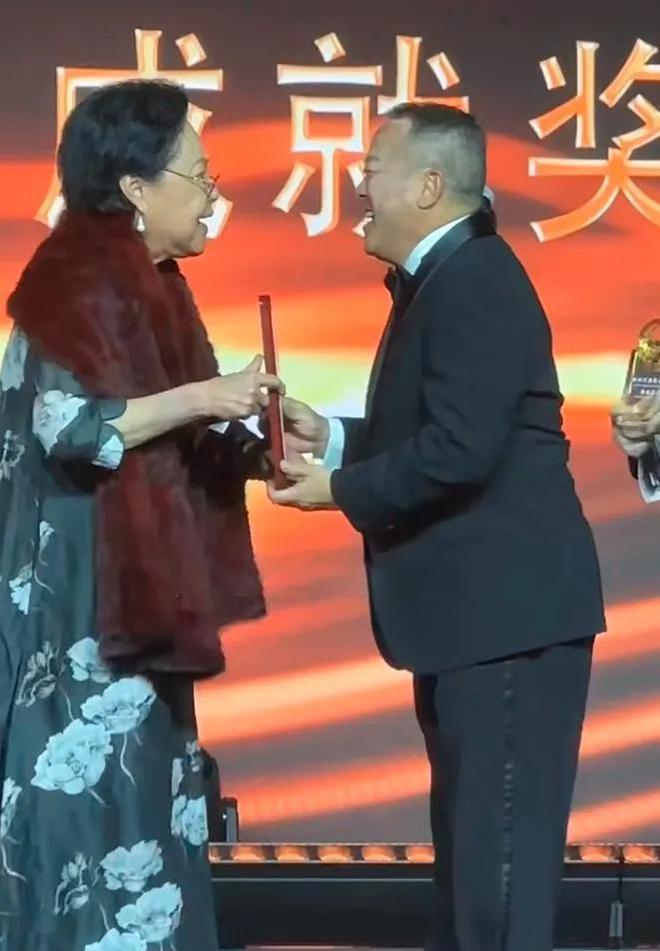 嚼口香糖与金沙总裁骑旋转木马挺幼稚K8凯发曾志伟澳门参加电影节台上(图11)