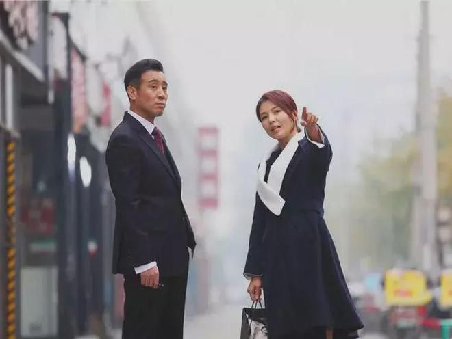 怨嘴里烟味太重于和伟一句话众人大笑凯发国际K8刘涛于和伟拍吻戏事后抱(图1)